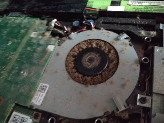 čišćenje laptopa od prašine zaprljano