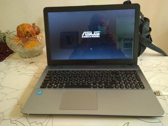 asus laptop bijeli