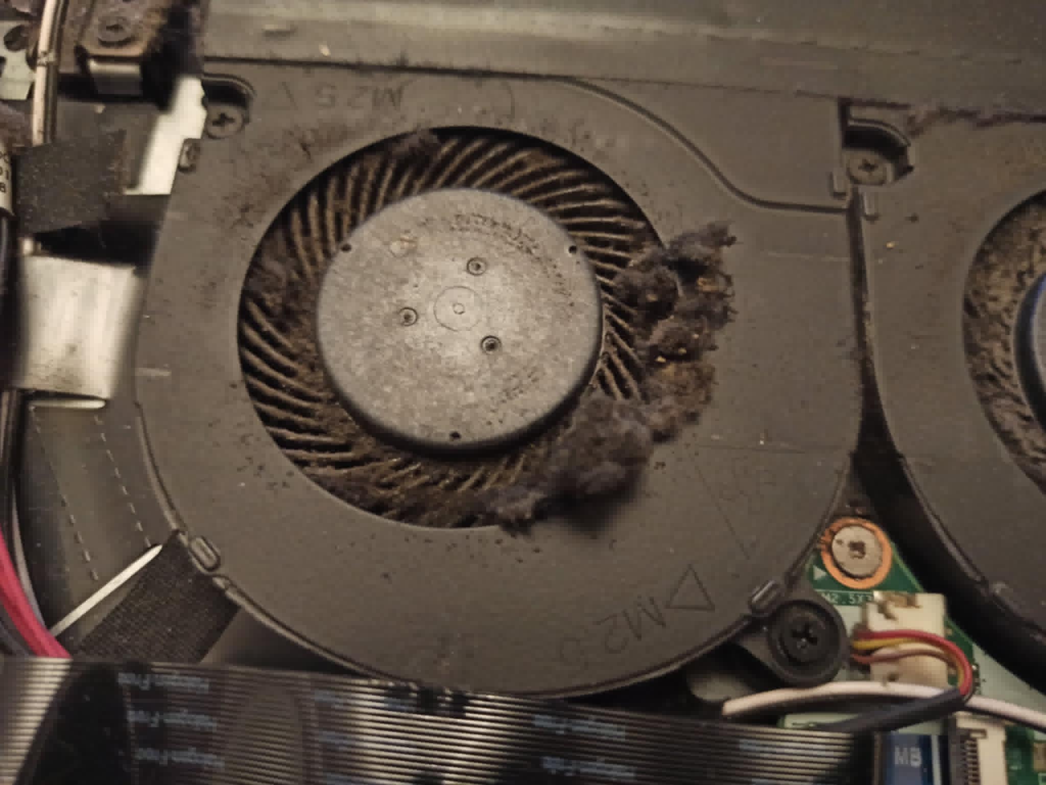 čišćenje laptopa od prašine zaprljano