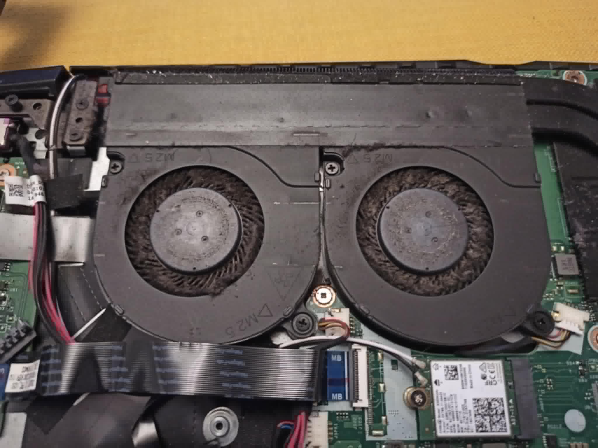 čišćenje laptopa od prašine zaprljano