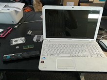 servis laptopa na stolu