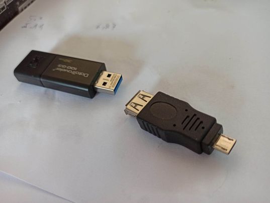 USB stick za mobitel muška strana za uključenje u mobitel
